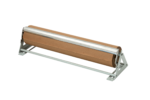 Kolay yırtma ve dağıtma için tasarlanmış, büyük bir kahverengi kraft kağıt rulosunu barındıran metal bir kağıt dağıtıcısı — ideal bir Paketleme Aksesuarı — sade beyaz bir arka planın önünde.