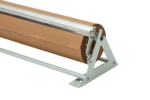 Paketleme Yardımcı Ürünler serimizin bir parçası olan metal kağıt rulo dağıtıcısı, büyük bir kahverengi Kraft kağıt rulosunu tutar. Kolay dağıtım için yerleşik bir kesme kenarı ve üçgen yan desteklere sahiptir; bu, vazgeçilmez bir Paketleme Aksesuarıdır.