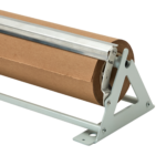 Paketleme Yardımcı Ürünler serimizin bir parçası olan metal kağıt rulo dağıtıcısı, büyük bir kahverengi Kraft kağıt rulosunu tutar. Kolay dağıtım için yerleşik bir kesme kenarı ve üçgen yan desteklere sahiptir; bu, vazgeçilmez bir Paketleme Aksesuarıdır.