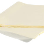 Beyaz bir arka plan üzerinde, hafifçe yarı saydam ve pürüzsüz bir dokuya sahip Krem Rengi Pelür Kağıdı (1 kg) 50x70 cm boyutundaki yapraklardan oluşan bir yığın sergilenmektedir.
