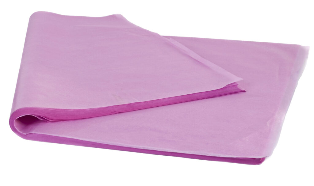 Açık mor renkli pelür kağıt (1 kg) 50x70 cm'lik yapraklar, bir köşesi hafifçe yukarı kaldırılmış şekilde istiflenmiş ve beyaz bir arka plan üzerinde sergilenmiştir.